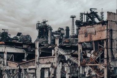 Rusya ile Ukrayna 'daki Mariupol savaşındaki Azovstal fabrikasının atölyesinin binalarını yıktılar