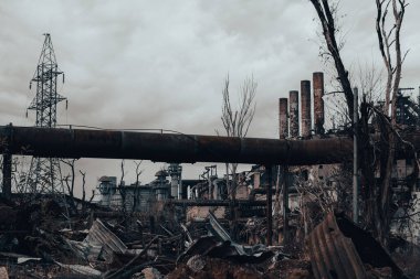 Rusya ile Ukrayna 'daki Mariupol savaşındaki Azovstal fabrikasının atölyesinin binalarını yıktılar