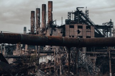 Rusya ile Ukrayna 'daki Mariupol savaşındaki Azovstal fabrikasının atölyesinin binalarını yıktılar