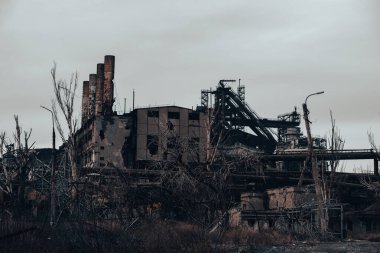 Rusya ile Ukrayna 'daki Mariupol savaşındaki Azovstal fabrikasının atölyesinin binalarını yıktılar