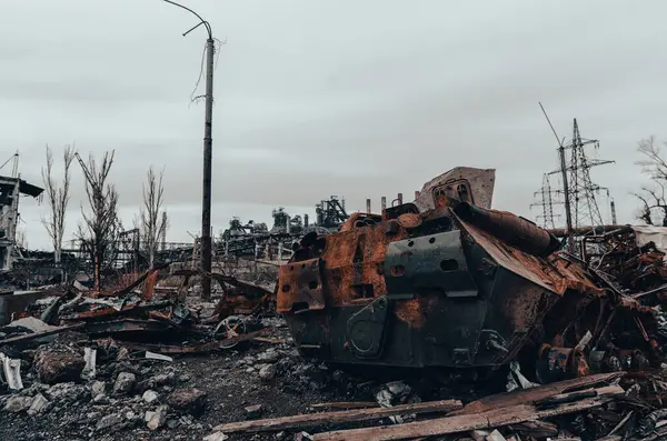 Bränd Tank Och Förstörda Byggnader Azovstal Verkstad Mariupol Krig Ukraina — Stockfoto