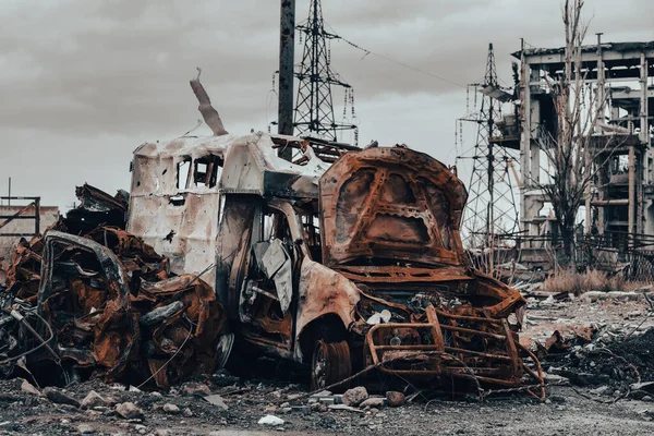 Brända Bilar Och Förstörda Byggnader Verkstaden Azovstal Fabrik Mariupol Krig — Stockfoto