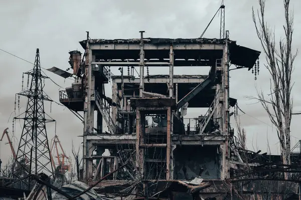 Rusya ile Ukrayna 'daki Mariupol savaşındaki Azovstal fabrikasının atölyesinin binalarını yıktılar