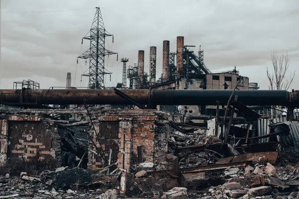 ロシアとウクライナのマリウポリ戦争でAzovstal工場のワークショップの建物を破壊 — ストック写真