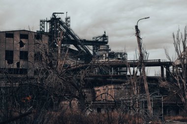 Rusya ile Ukrayna 'daki Mariupol savaşındaki Azovstal fabrikasının atölyesinin binalarını yıktılar