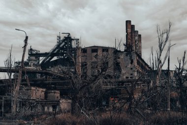 Rusya ile Ukrayna 'daki Mariupol savaşındaki Azovstal fabrikasının atölyesinin binalarını yıktılar