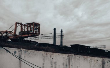 Rusya ile Ukrayna 'daki Mariupol savaşındaki Azovstal fabrikasının atölyesinin binalarını yıktılar