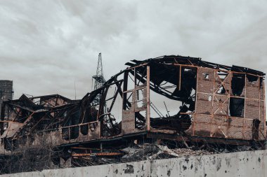 Rusya ile Ukrayna 'daki Mariupol savaşındaki Azovstal fabrikasının atölyesinin binalarını yıktılar