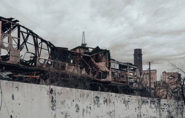 Rusya ile Ukrayna 'daki Mariupol savaşındaki Azovstal fabrikasının atölyesinin binalarını yıktılar