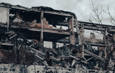 Rusya ile Ukrayna 'daki Mariupol savaşındaki Azovstal fabrikasının atölyesinin binalarını yıktılar