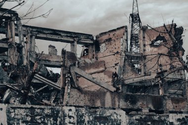 Rusya ile Ukrayna 'daki Mariupol savaşındaki Azovstal fabrikasının atölyesinin binalarını yıktılar