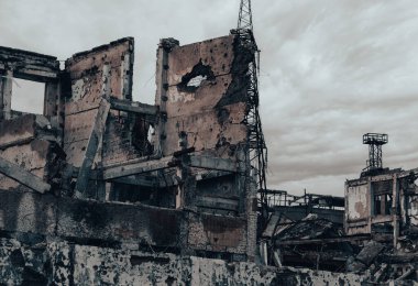 Rusya ile Ukrayna 'daki Mariupol savaşındaki Azovstal fabrikasının atölyesinin binalarını yıktılar