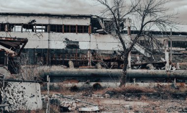 Rusya ile Ukrayna 'daki Mariupol savaşındaki Azovstal fabrikasının atölyesinin binalarını yıktılar