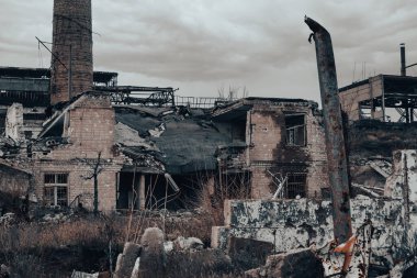 Rusya ile Ukrayna 'daki Mariupol savaşındaki Azovstal fabrikasının atölyesinin binalarını yıktılar