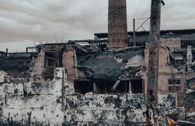 Rusya ile Ukrayna 'daki Mariupol savaşındaki Azovstal fabrikasının atölyesinin binalarını yıktılar