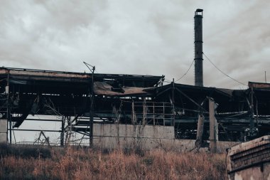 Rusya ile Ukrayna 'daki Mariupol savaşındaki Azovstal fabrikasının atölyesinin binalarını yıktılar