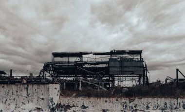 Rusya ile Ukrayna 'daki Mariupol savaşındaki Azovstal fabrikasının atölyesinin binalarını yıktılar