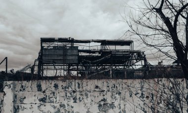 Rusya ile Ukrayna 'daki Mariupol savaşındaki Azovstal fabrikasının atölyesinin binalarını yıktılar