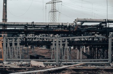 Rusya ile Ukrayna 'daki Mariupol savaşındaki Azovstal fabrikasının atölyesinin binalarını yıktılar