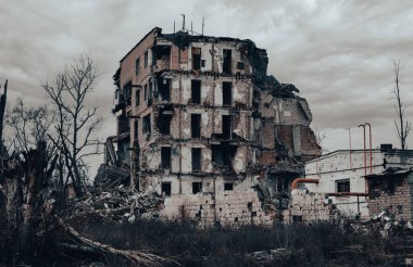 Ukrayna 'daki savaş sırasında şehirdeki evleri yakıp yıktılar.