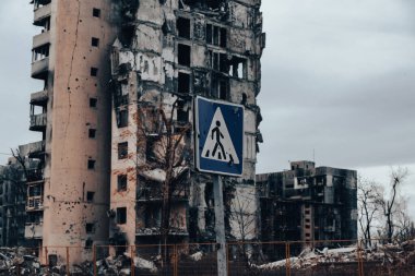 Ukrayna 'daki savaş sırasında şehirdeki evleri yakıp yıktılar.