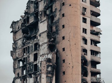 Ukrayna 'daki savaş sırasında şehirdeki evleri yakıp yıktılar.