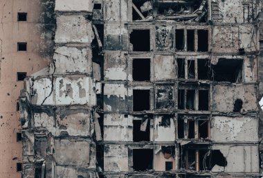 Ukrayna 'daki savaş sırasında şehirdeki evleri yakıp yıktılar.