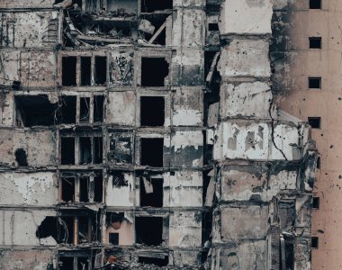 Ukrayna 'daki savaş sırasında şehirdeki evleri yakıp yıktılar.