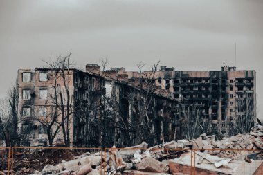 Ukrayna 'daki savaş sırasında şehirdeki evleri yakıp yıktılar.