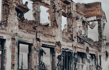 Ukrayna 'daki savaş sırasında şehirdeki evleri yakıp yıktılar.