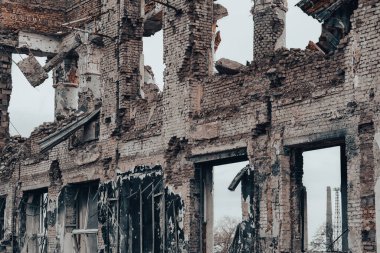 Ukrayna 'daki savaş sırasında şehirdeki evleri yakıp yıktılar.