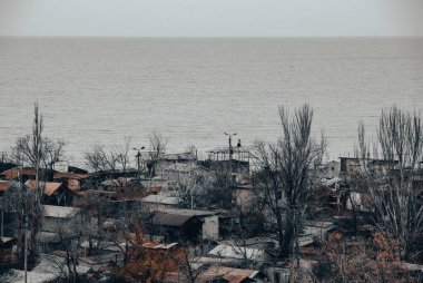 Ukrayna 'daki savaş sırasında şehirdeki evleri yakıp yıktılar.