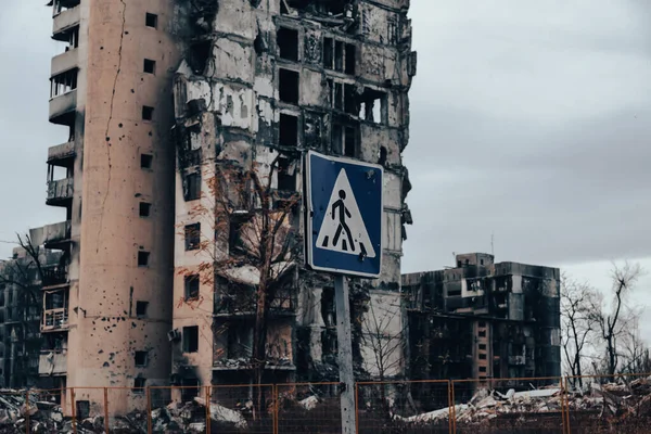 Ukrayna 'daki savaş sırasında şehirdeki evleri yakıp yıktılar.