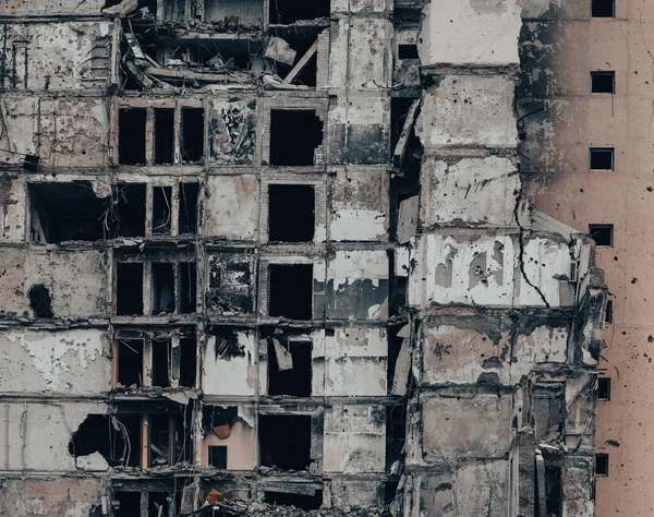 Ukrayna 'daki savaş sırasında şehirdeki evleri yakıp yıktılar.