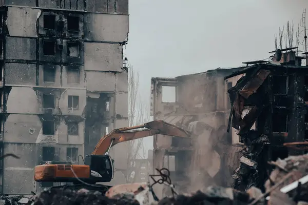 Снос Разрушенных Сожженных Домов Украине Время Войны Россией — стоковое фото