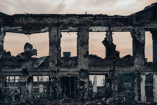 ウクライナ戦争中に市内の家屋を破壊し焼失させました — ストック写真