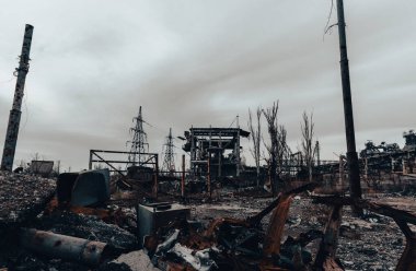 Rusya ile Ukrayna 'daki Mariupol savaşındaki Azovstal fabrikasının atölyesinin binalarını yıktılar