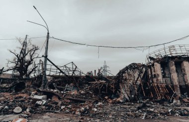 Rusya ile Ukrayna 'daki Mariupol savaşındaki Azovstal fabrikasının atölyesinin binalarını yıktılar