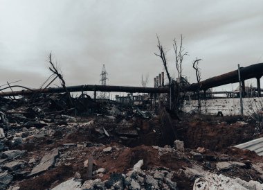 Rusya ile Ukrayna 'daki Mariupol savaşındaki Azovstal fabrikasının atölyesinin binalarını yıktılar