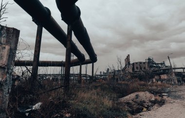 Rusya ile Ukrayna 'daki Mariupol savaşındaki Azovstal fabrikasının atölyesinin binalarını yıktılar