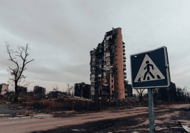 Ukrayna 'daki savaş sırasında şehirdeki evleri yakıp yıktılar.