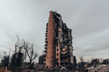 Ukrayna 'daki savaş sırasında şehirdeki evleri yakıp yıktılar.
