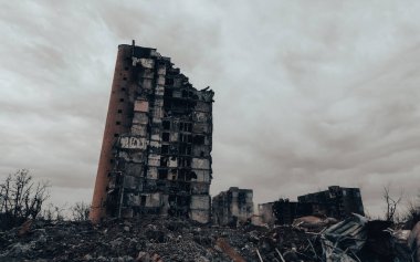 Ukrayna 'daki savaş sırasında şehirdeki evleri yakıp yıktılar.