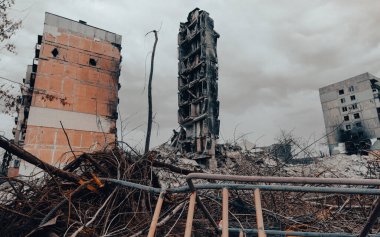 Ukrayna 'daki savaş sırasında şehirdeki evleri yakıp yıktılar.