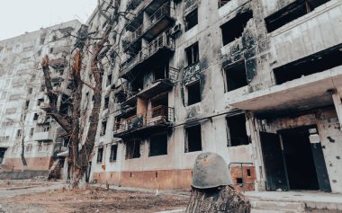 Ukrayna 'daki savaş sırasında şehirdeki evleri yakıp yıktılar.