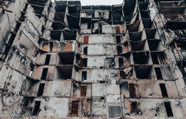 Ukrayna 'daki savaş sırasında şehirdeki evleri yakıp yıktılar.