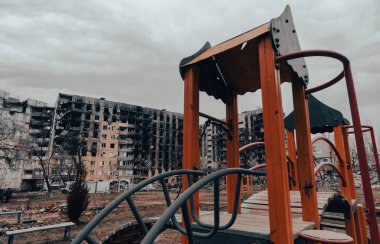 Ukrayna 'daki savaş sırasında şehirdeki evleri yakıp yıktılar.