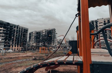 Ukrayna 'daki savaş sırasında şehirdeki evleri yakıp yıktılar.