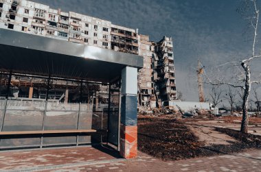 Ukrayna 'daki savaş sırasında şehirdeki evleri yakıp yıktılar.