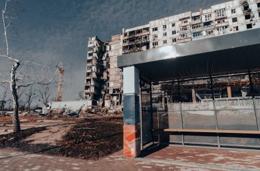 Ukrayna 'daki savaş sırasında şehirdeki evleri yakıp yıktılar.